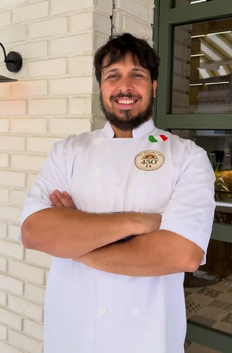 أحمد، المتخصص في البيتزا النابوليتانة